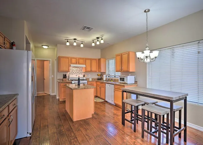 Family With Private Pool And Yard!